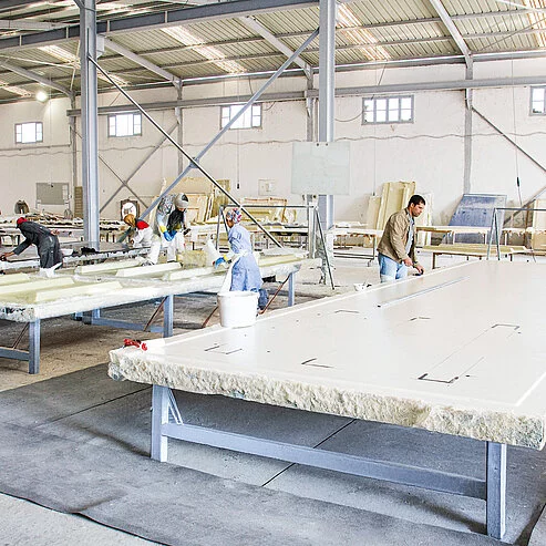 Fertigung von GFK-Abdecksystem-Komponenten in einer Produktionshalle von C.F. Maier-CE