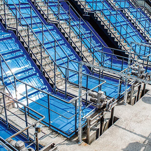 Blaues GFK-Abdecksystem auf einem Schneckenpumpwerk als bewährte Lösung von C.F. Maier-CE