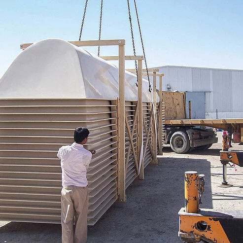 Verladung von GFK-Abdecksystemen in Transportgestellen für die weltweite Auslieferung durch C.F. Maier-CE