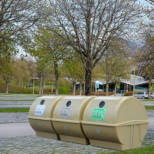 Drei gleichfarbige Recyclingcontainer in einer Reihe