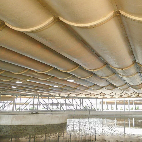 Unteransicht einer GFK-Abdeckung über einem Wasserbecken zur Reduktion von Emissionen und Schutz der Anlage