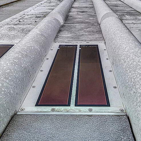 Photovoltaikmodule auf einem GFK-Abdecksystem zur Energiegewinnung in einer wassertechnischen Anlage