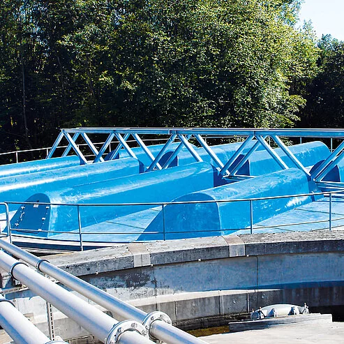 Kläranlage mit blauem GFK-Abdecksystem zur Reduktion von Geruchsemissionen und zum Schutz der Anlage