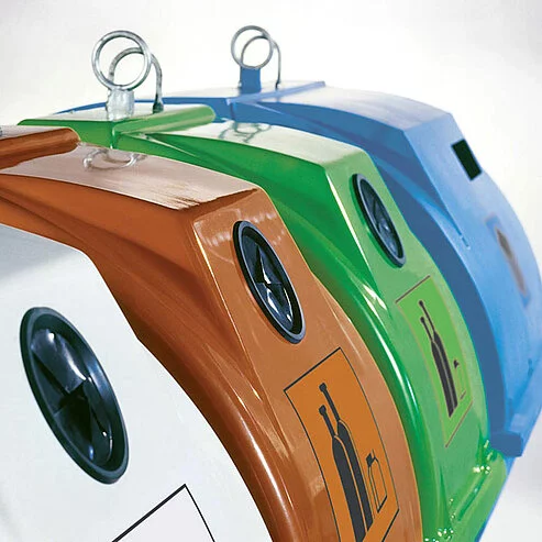 Vier verschiedenfarbige Recyclingcontainer in einer Reihe