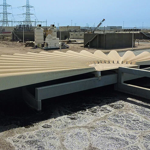 GFK-Abdeckung eines Belebungsbeckens zur Reduktion von Aerosolen und Emissionen in einer Kläranlage