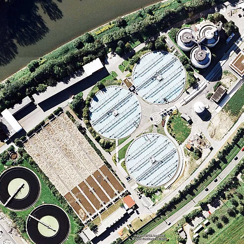 Drohnenaufnahme einer Kläranlage mit GFK-Abdecksystemen in der Wasser- und Abwassertechnik